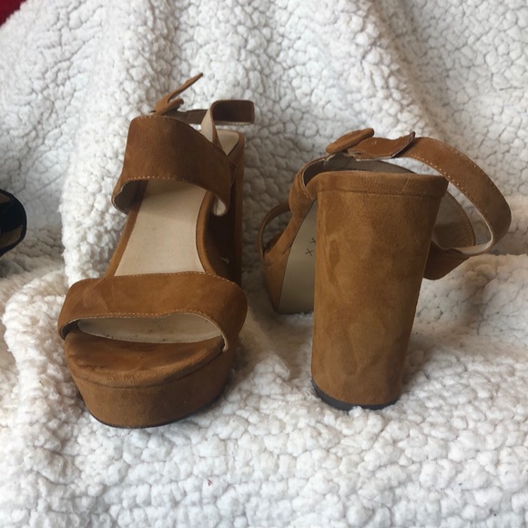 Alex & Alex Tan Heels - Picture 3 of 3